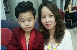 'Tiểu PSY' gốc Việt khóc vì mẹ bị xúc phạm