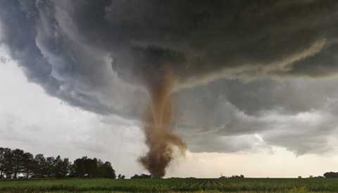 Video: Lốc xoáy 'tấn công' TP.HCM