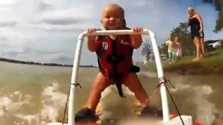 Clip bé 7 tháng tuổi lướt ván hút hơn 250.000 lượt xem