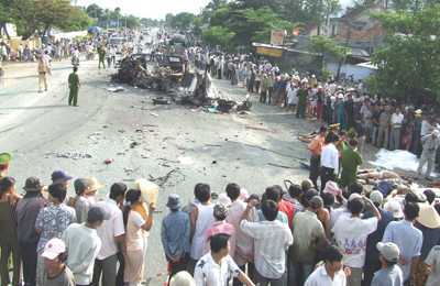 Hai ô tô đối đầu, 6 người chết thảm