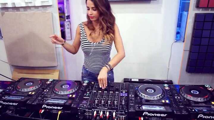 Nữ DJ xinh đẹp phối nhạc hay tuyệt đỉnh