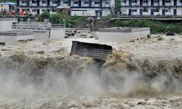 Clip: Cận cảnh lũ kinh hoàng cuốn bay cầu sắt