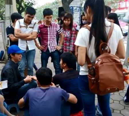 Sinh viên kiếm tiền bằng nghề xem bói