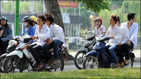 Đề xuất nóng, chống học sinh vi vu xe máy