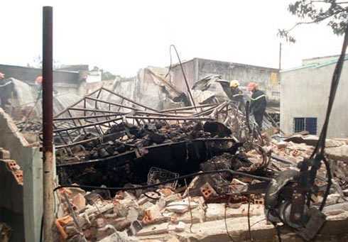 Nhà trung tá công an phát nổ, cháy rụi