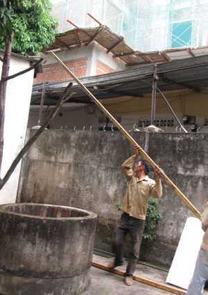 Công trình 'phóng' thép xuống nhà dân