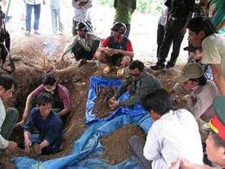 Đào móng nhà, phát hiện 30 quan tài