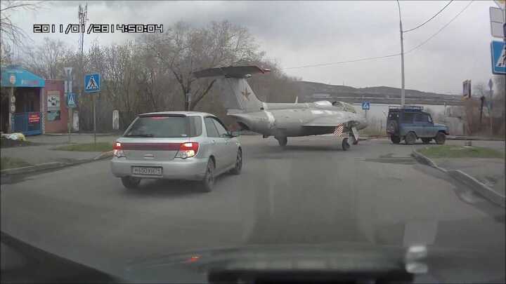 Clip: Máy bay quân sự bị ô tô kéo lê trên phố