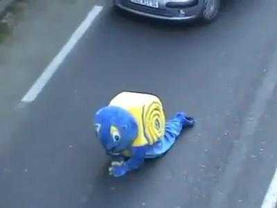 Xem trò đùa quái đản của gã 'người ốc'