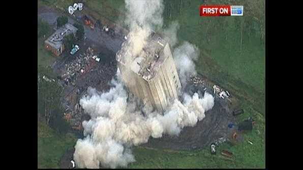 Cận cảnh sụp đổ kinh hoàng của toà tháp kiên cố