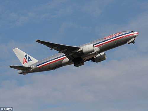 Nữ hành khách hát điên cuồng, máy bay Mỹ hạ cánh khẩn