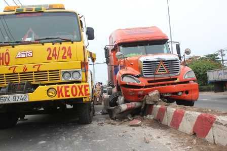 Container 'đại náo' quốc lộ, hàng trăm người tháo chạy