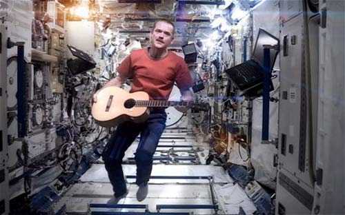 Xem phi hành gia lơ lửng, hát và đánh đàn ngoài vũ trụ