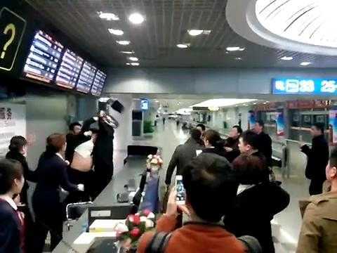 Thời sự 16/5: Nhân viên sân bay ném ghế vào hành khách