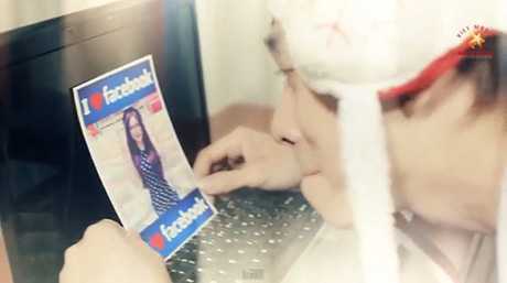 Cười nghiêng ngả với MV siêu hài của 'tín đồ' Facebook