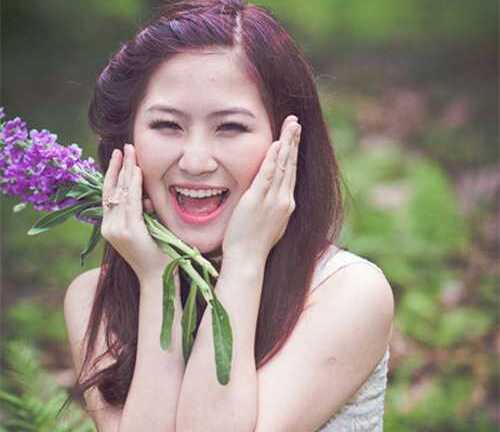 Hương Tràm đẹp tinh khôi trong MV 'Ngại ngùng'