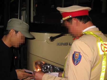 Tạm đình chỉ 29 CSGT làm 'bảo kê'