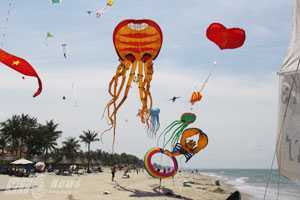 Đẹp mê hồn trăm con diều trên bầu trời Cửa Đại