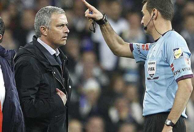 Xấc xược với trọng tài, Mourinho bị đuổi khỏi sân