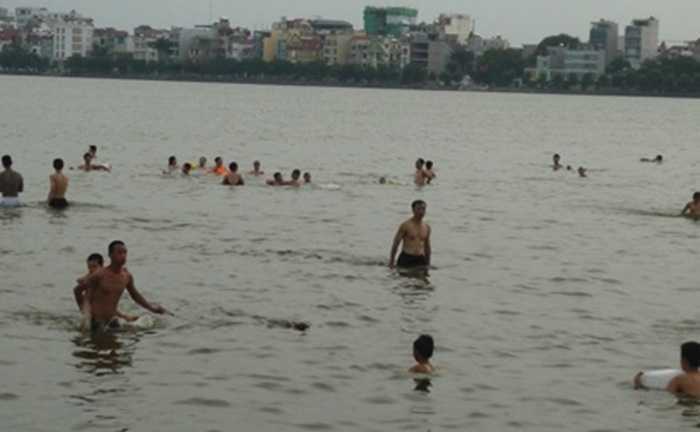 Dân Thủ đô cởi áo 'giải nhiệt' giữa lòng Hồ Tây