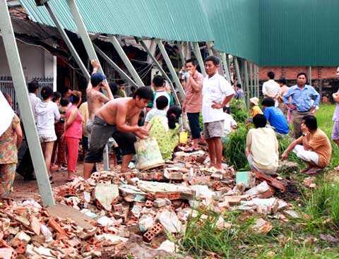 Đi chợ lúc trời giông, bị tường đổ đè chết