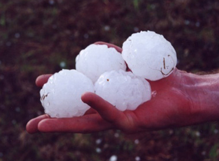 Video: Mưa đá kèm lốc xoáy chưa từng có tàn phá Huế