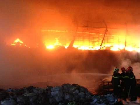 Video: 'Biển lửa' bao trùm khu công nghiệp Sóng Thần