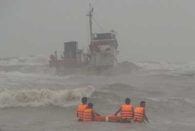 Tàu 400 tấn bị đánh chìm, ba thuyền viên thoát nạn