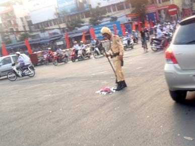Hình ảnh đẹp: CSGT cặm cụi quét rác