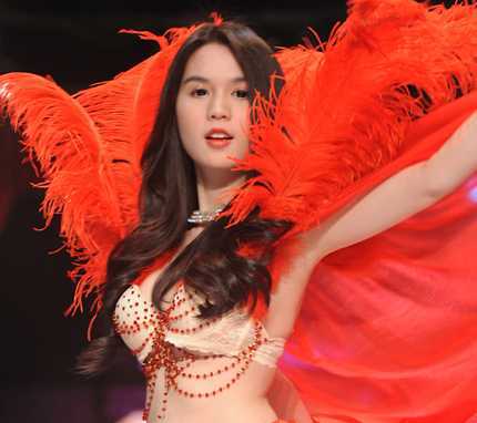 Diễn nội y sai luật, Ngọc Trinh bị xử phạt