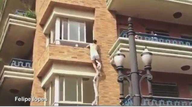 Clip: Cảnh chạy trốn cực hài của gã đàn ông ngoại tình