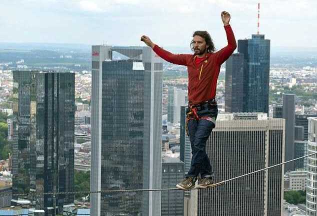 Rùng mình làm xiếc với sợi dây ở độ cao 185m