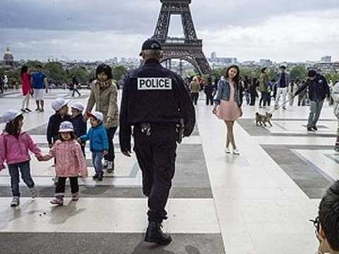 Lính Pháp bị đâm vào cổ ngay giữa thủ đô Paris