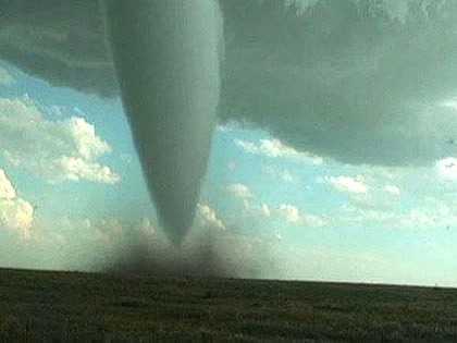 Cuối tuần, mưa giông kèm lốc xoáy đe doạ miền Bắc