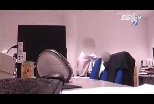 Clip: Phẫn nộ sếp tát nhân viên liên tiếp