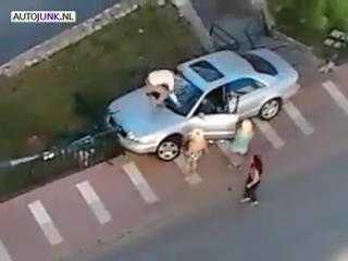 Clip: Mất mặt với người đẹp, thẳng tay đập phá siêu xe