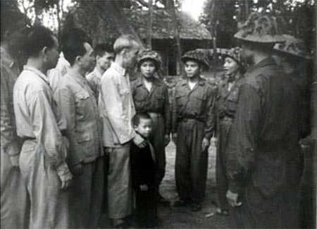 Chú bé 'lạ' trong bức ảnh chụp với Bác Hồ