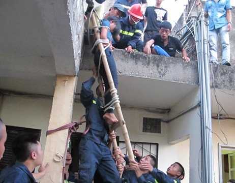 Hà Nội: Nghẹt thở giải cứu thiếu nữ nhảy chung cư tự tử