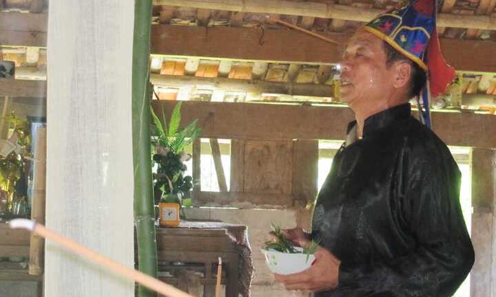 Lạ lùng gia chủ quỳ khóc xin khách giết chó!