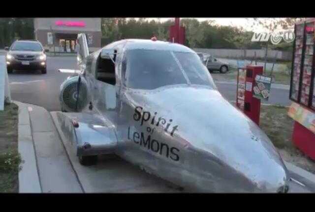 Clip: 'Máy bay' chạy vun vút trên đường phố