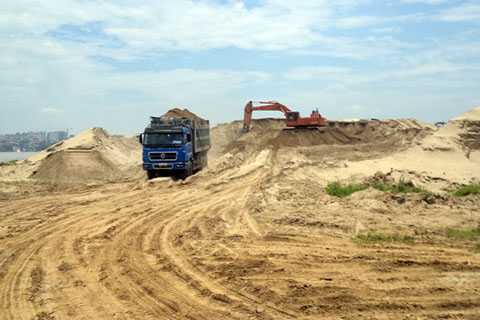 Video: 'Hố tử thần' sâu hoắm dưới cầu Vĩnh Tuy