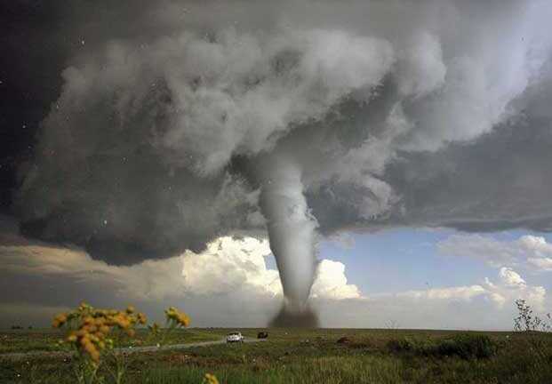 Clip: Lốc xoáy khủng khiếp 'hất tung' nước Ý