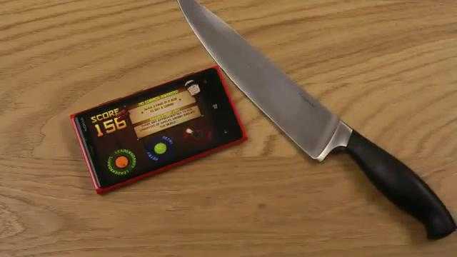 Clip: Chém hoa quả trên điện thoại bằng dao nhọn