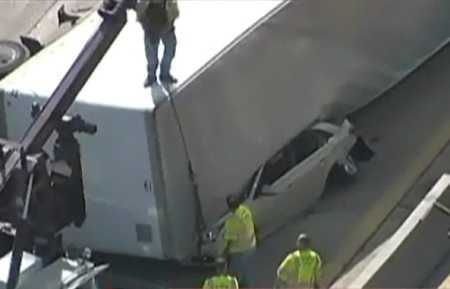 Clip: Xe container tuột thùng, đè bẹp hai gia đình