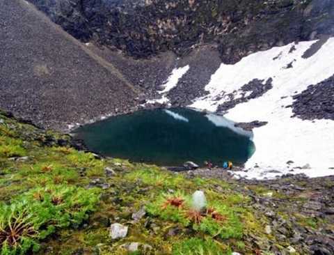 Bí ẩn hồ xương khô hơn 1.000 năm tuổi