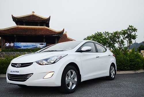 Hyundai Elantra 2013 bị khách hàng Việt chê giá cao