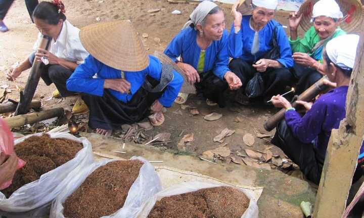Thực hư chuyện phụ nữ cả xã thi nhau “bắn ba dô ka”