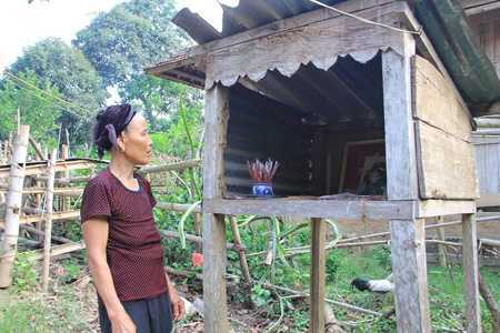 Không có con trai, người chết bị đem thờ... ngoài vườn