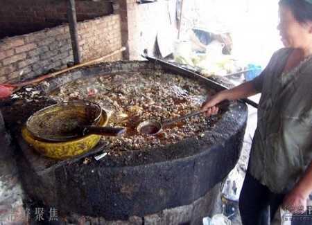 Thời sự 1/6: Rùng mình dầu ăn làm từ... nước cống