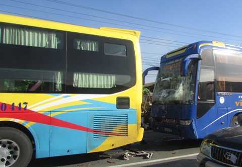 Hai xe khách tông nhau, trăm hành khách hoảng loạn